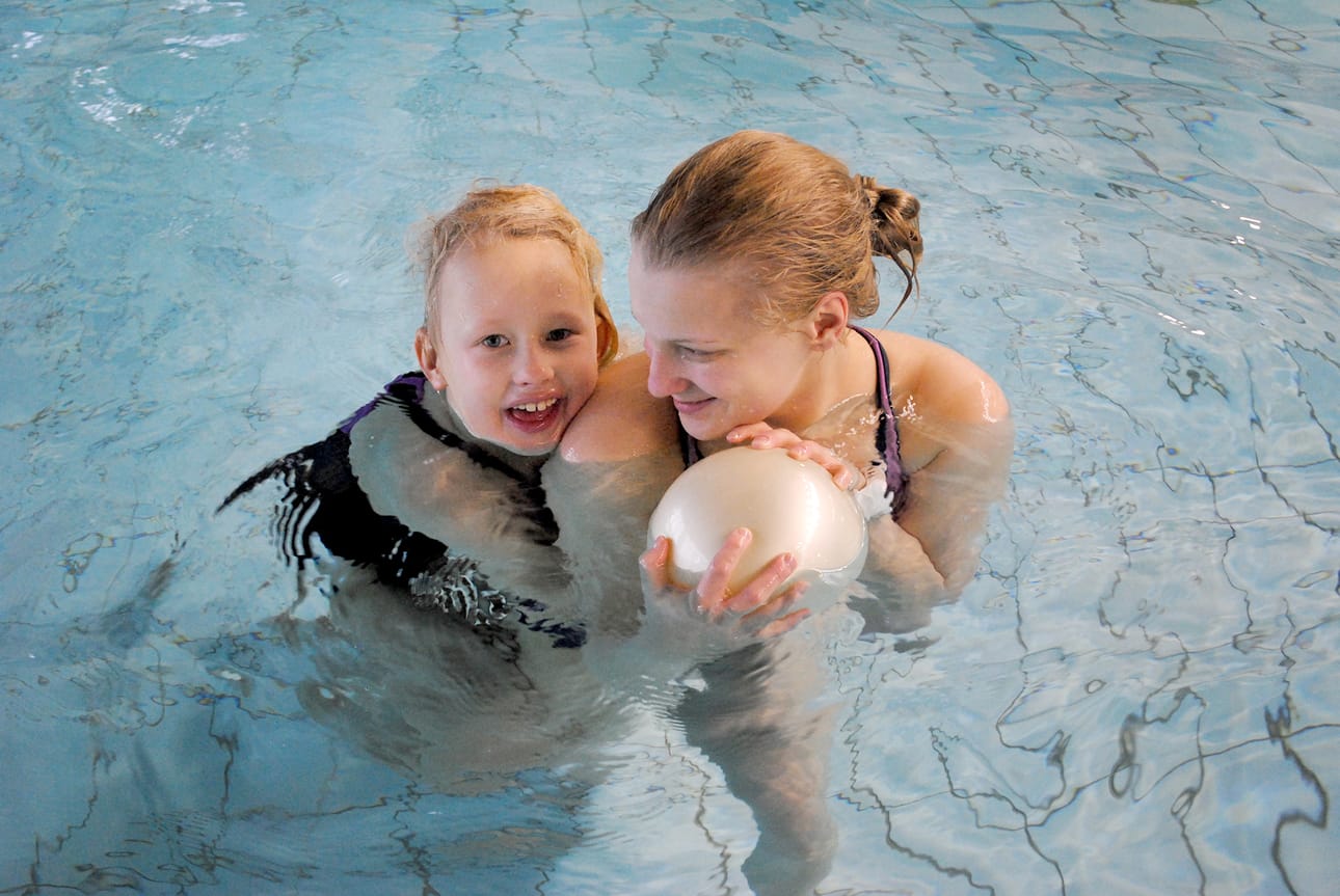 Ronja, 8 vuotta, ja Henna Sainila käyvät uimahallissa noin kerran kuukaudessa.