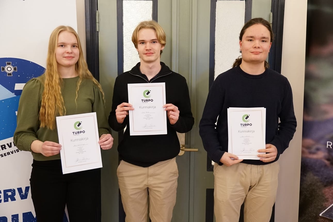 Turpotietäjä-kilpailun finaalikolmikko, Aino Jylhankangas (toinen sija), Luka Heisto (voittaja) sekä Otto Lindstedt (kolmas sija).