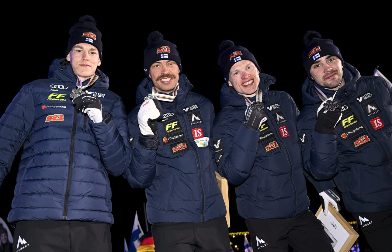 Suomen hopeamitalistit Niko Anttola, Perttu Hyvärinen, Iivo Niskanen ja Ristomatti Hakola. LEHTIKUVA / VESA MOILANEN