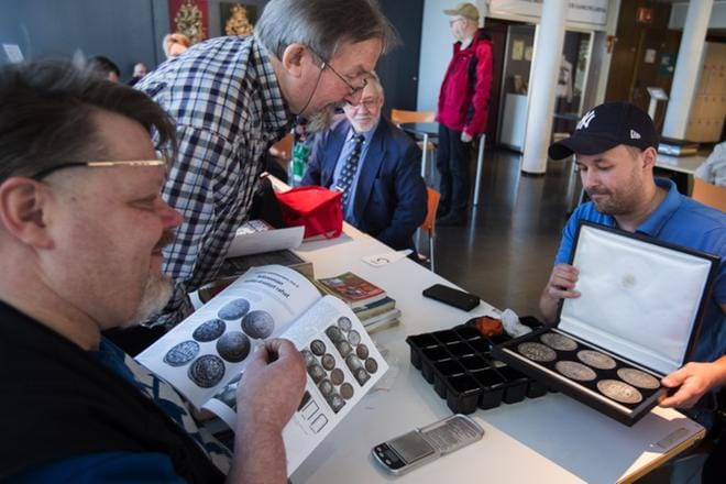 Jorma Imppola ja Veli-Martti Mansikkamäki Vaasan numismaatikoista ihailevat Mikael Siegfridsin lasinalusia, jotka esittävät vanhoja rahoja. KUVAT: MINNA HIRVELÄ