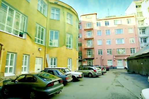 Sisäpuoli käyttöön. Kauppuri-korttelin sisäpihalle haetaan mielekkäämpää käyttöä kuin autopysäköinti. Vasemmalla on vanha postitalo ja takana Tuomarien talo.