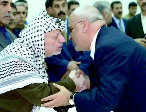 Ministeri ja esimies . Jasser Arafat onnitteli hallitukseensa kuuluvaa Saeb Erekatia tiistain nimityksen jälkeen.