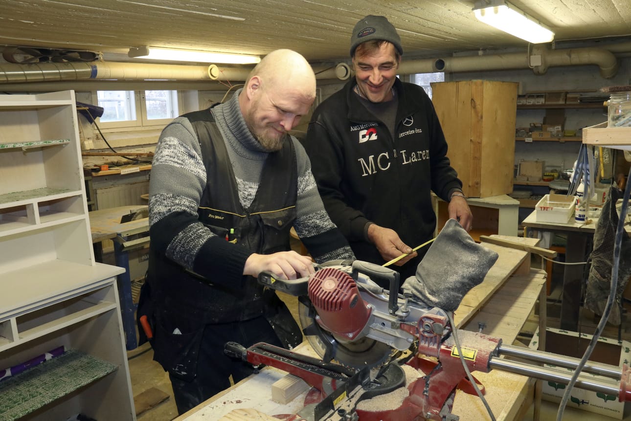 Jukka Somppi laittoi Roihan Majakan kellarissa sahan laulamaan, kun mittamiehenä toiminut Reino Lilja näytti, mistä puu pitää vetää poikki.