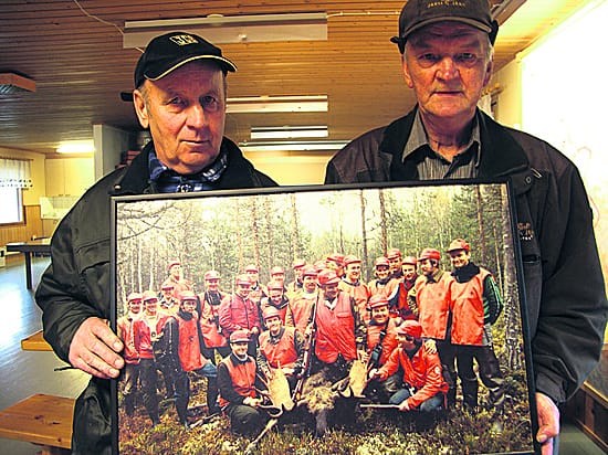 Alavieskan Metsästysseura on taltioinut tarkasti hirvijahtimuistoja. Kuvaa 1980-luvun onnistuneesta jahdista esittelevät Uuno Nahkala (vas.) ja Aimo Viljamaa.