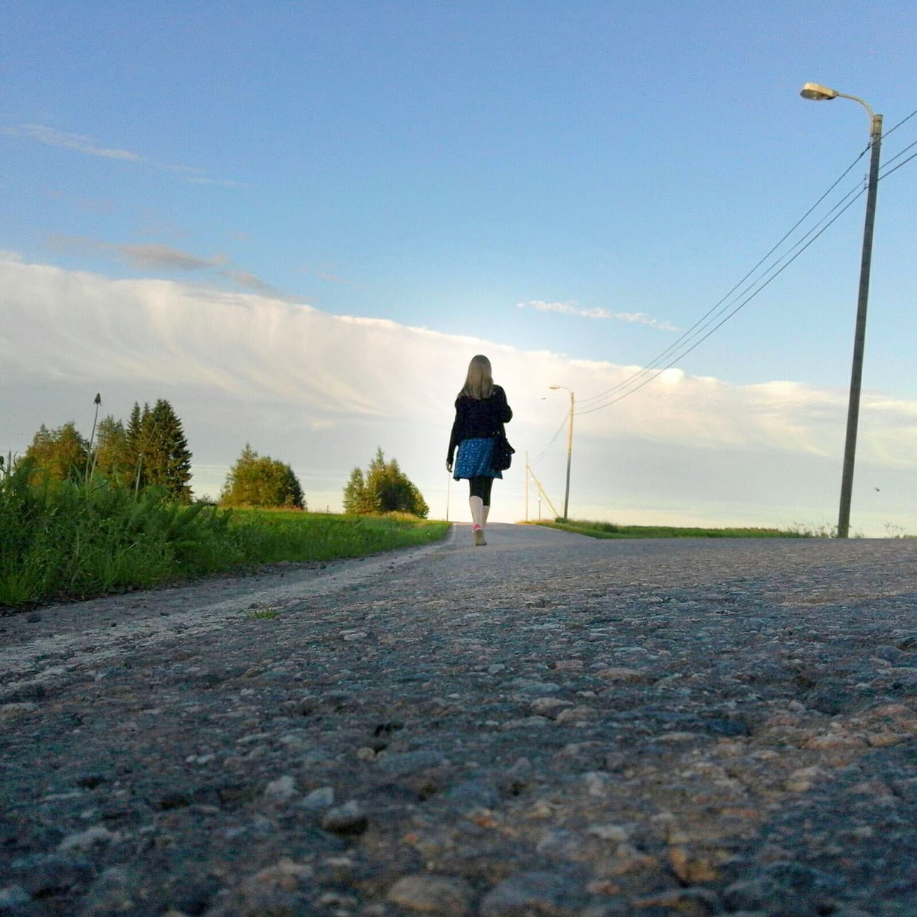 Iltakävelyllä. Kuvaaja Essi Mikkonen
