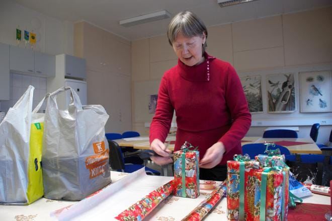 Ulla Olkkonen kääri paketteja Sapsalammin kylän ikäihmisille vietäviksi. KUVA: EEVA-LIISA KULJU