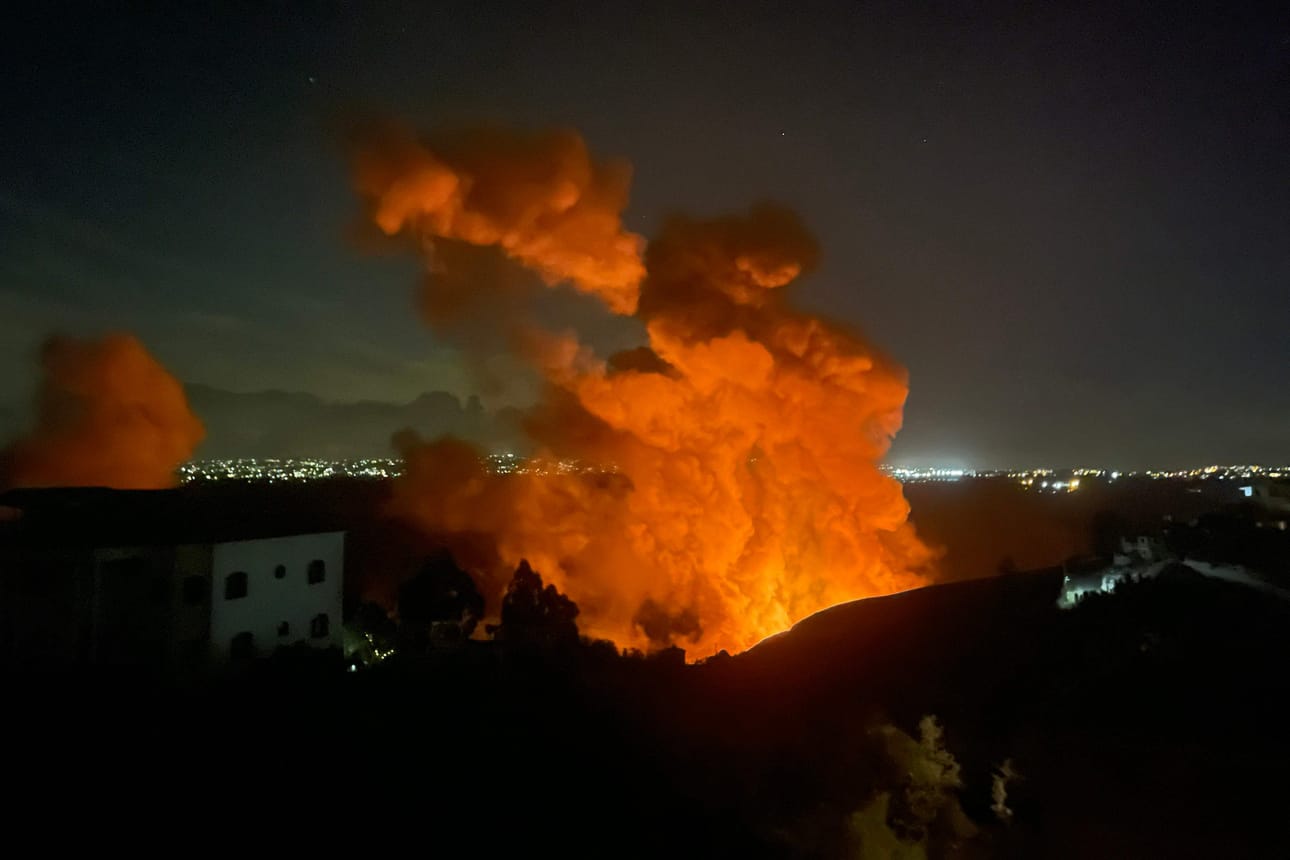 Tämänviikkoiset viestintälaiteräjähdykset ovat kylväneet pelkoa Libanonissa, ja Israel on tehnyt niiden jälkimainingeissa maahan iskuja tiuhaan tahtiin. LEHTIKUVA/AFP