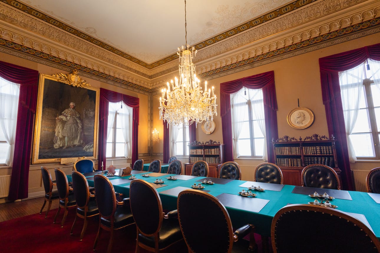 Vaasan hovioikeuden perinteikästä täysistuntosalia hallitsee kuningas Kustaa III:n mahtipontinen paraatimuotokuva. Ruotsin kuningas lahjoitti hovimaalarinsa, Lorens Pasch nuoremman vuonna 1783 maalaaman maalauksen hovioikeudelle.