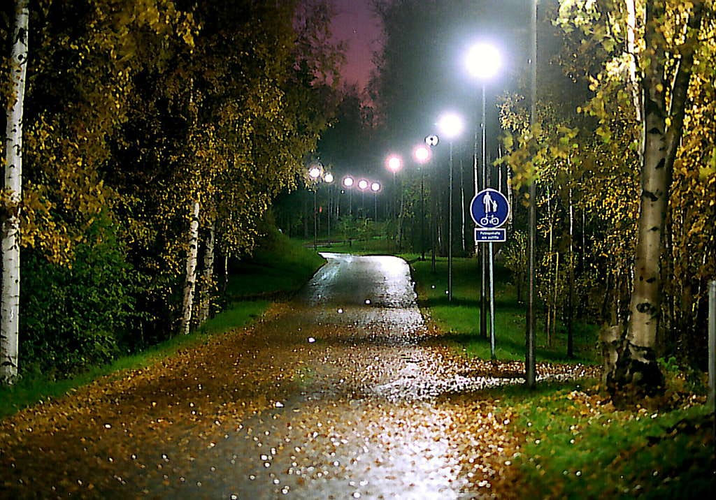 Oulussa katuvalot palavat kaikkialla läpi yön, mutta esimerkiksi Ylivieskassa ja Kemissä lamppuja sammutellaan säästösyistä.