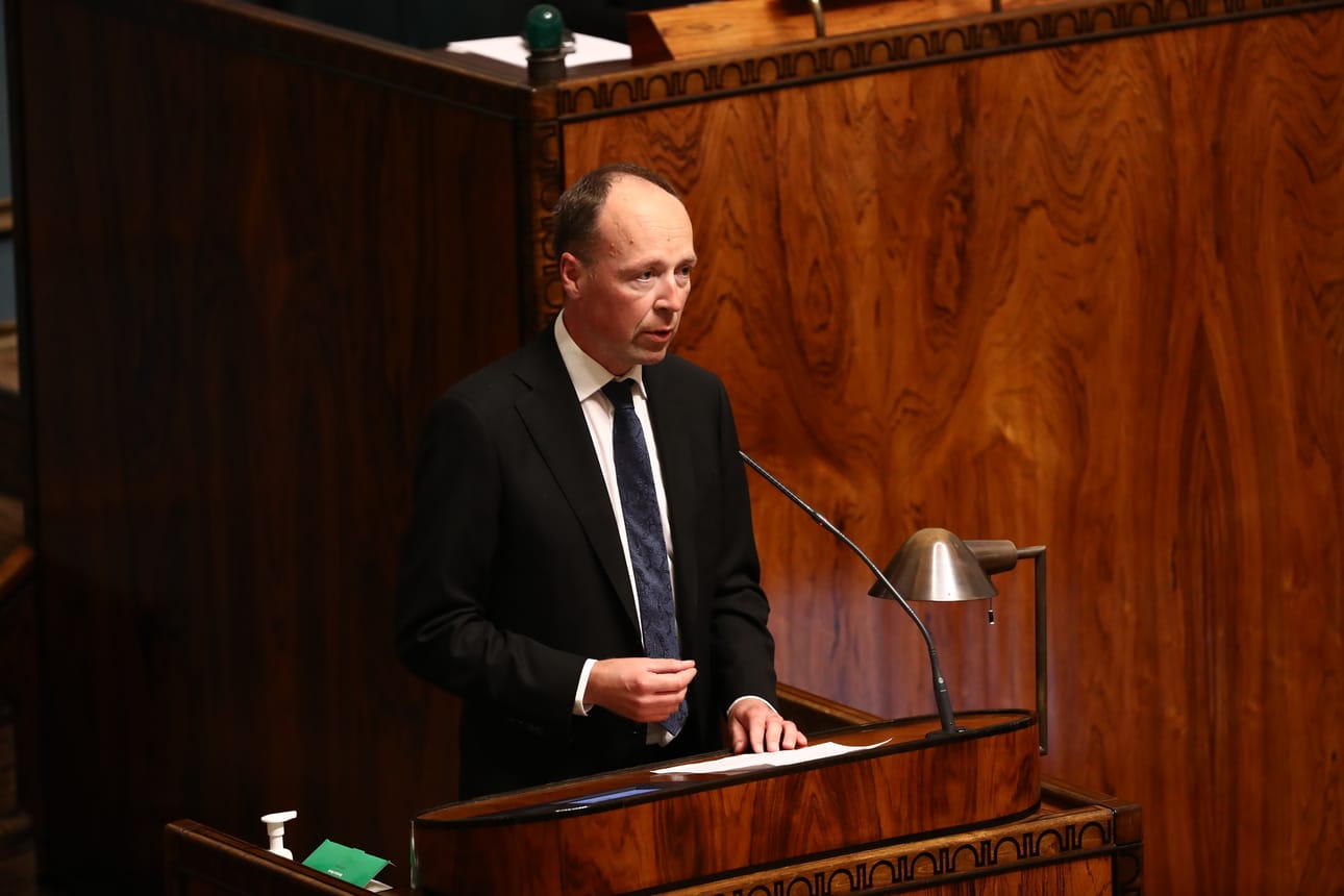 Perussuomalaisten puheenjohtaja Jussi Halla-aho sanoi, että EU käyttää jokaista kriisiä oman valtansa vahvistamiseen jäsenmaiden kansalaisten kustannuksella.