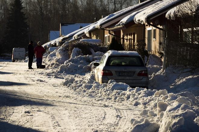 Sorvarinkadulla Ristinummella näky oli maanantaina samankaltainen kuin muuallakin: lumivallit motittivat autoja ja ajoväyliä.