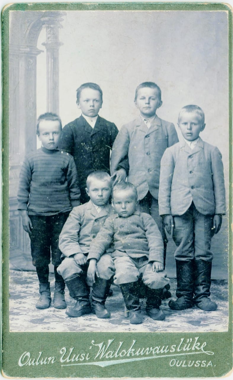 Oulun uusi valokuvausliike toimi kyseisellä nimellä ainakin vuosina 1897-1901. Kuvan lähettänyt Aino Risto otaksuu vahvasti, että kuvassa olevat lapset olisivat liminkalaisia. Onko sinulla tietoa kuvan henkilöistä? Voit olla yhteydessä toimitukseemme. Viime viikolla julkaistusta Riston kuvasta tunnistettiin vasemmalta Iisak Valdemar ”Valtsu” Pietilä Limingan Virkkulasta.