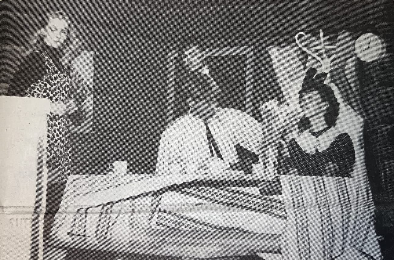 Emännättömiin taloihin etsittiin vaimoja Kurejoen Nuorisoseuran näytelmässä. Kuvassa vas. Milaja Eskeli, Timo Mariapori, Juha Yli-Sissala ja Anne Mariapori.
