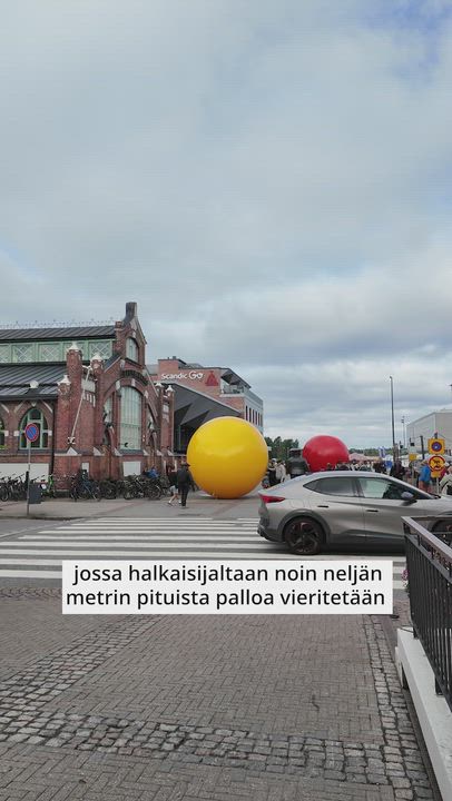 Jättipallo pyöri Oulun keskustassa