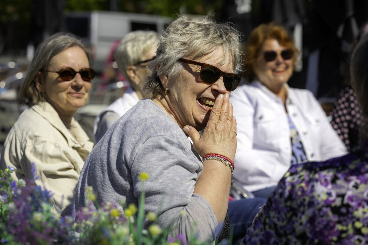 Hauskat jutut naurattavat Marita Hakalaa (edessä). Kuvassa vasemmalla istuu Tuula Santala ja oikealla Maj-Britt Rinne.