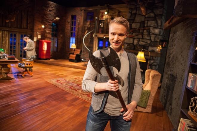 Nuori näytelmäkirjailija Clifford Anderson (Miika Muranen) tutustuu kollegansa asekokoelmaan teatteridekkarissa Murhaloukku. Veriroiskeet antavat vielä odotuttaa itseään. KUVA: JUKKA KONTKANEN