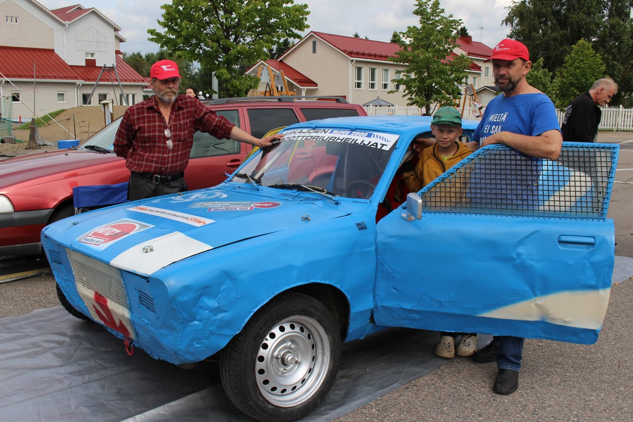 Riku Ranta-Eskolan (vas) ja Veikko Laurukaisen ralliautoa, hupidatsunia, kävi moni ihastelemassa. Luukas pääsi testaamaan, mitä tuntuu istua ralliauton ratin takana.