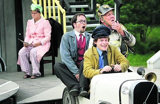 Vuonna 1902 perustetun Oulun Työväen Näyttämön tarkoituksena oli näytelmätaiteen kohottaminen työväen piirissä. Juhannusaattona teatteri kohottaa mielialoja Agapetuksen komedialla Hilman-päivät.