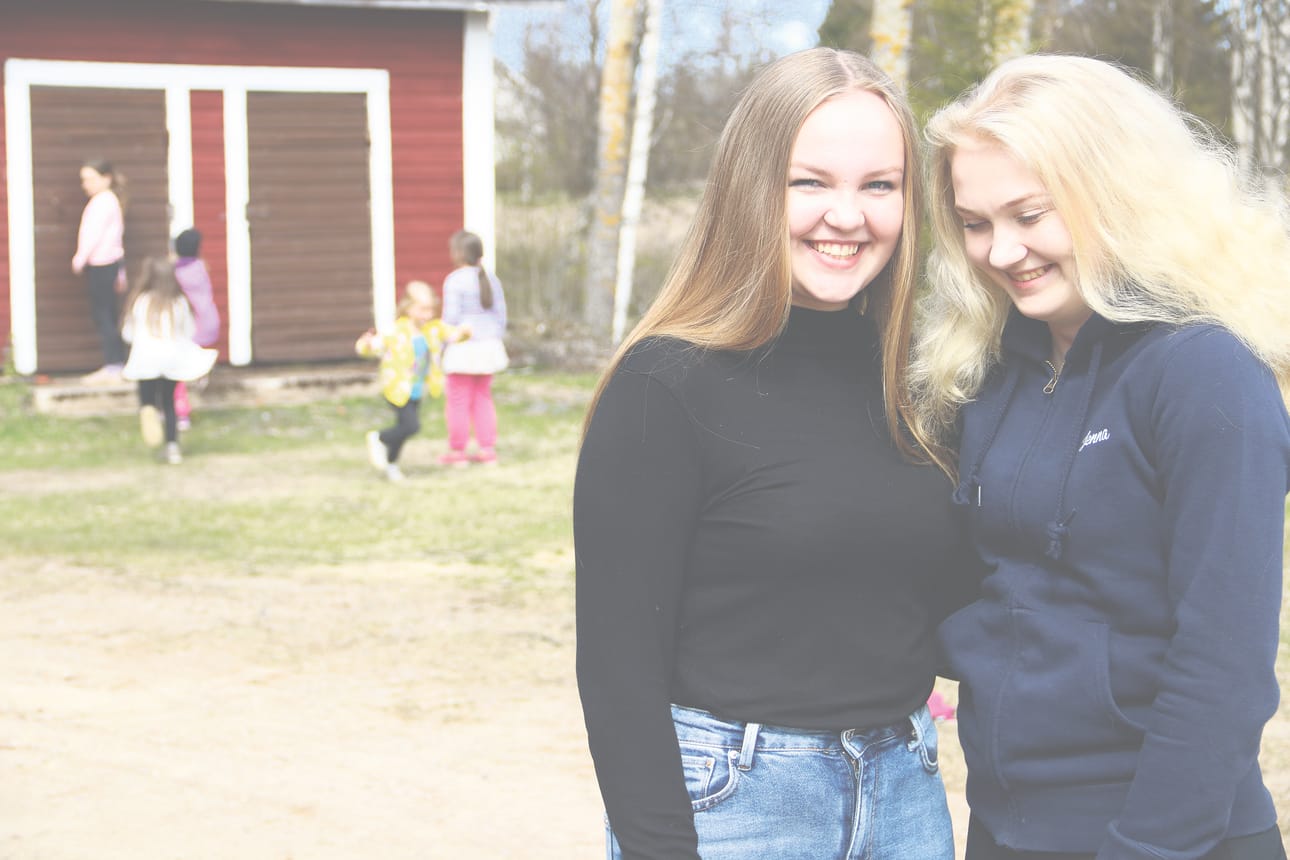 Anri Klaavo ja ja Jenna Greus viihtyvät kesätöissä.