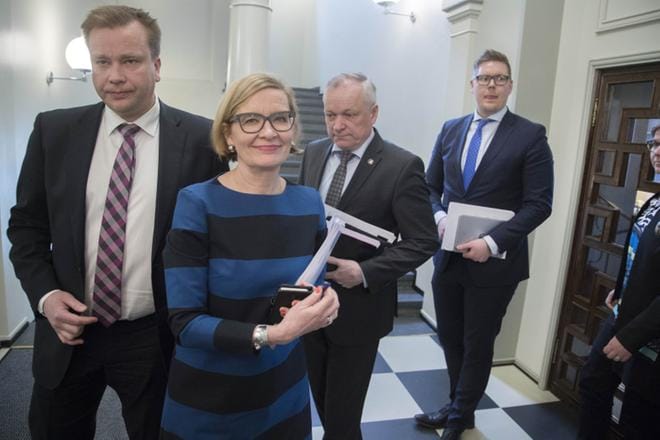 Puhemies Paula Risikko ja eduskuntaryhmien puheenjohtajat pääsivät keskiviikkona sopuun siitä, että sopeutumiseläkkeitä muutetaan. Risikon takan Antti Kaikkonen, Kalle Jokinen ja Antti Lindtman.