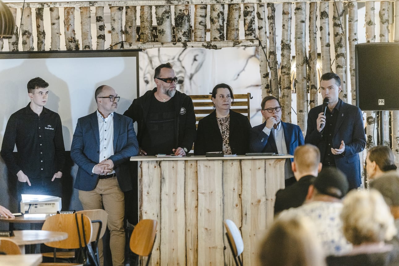 Lyhytvuokraajien järjestämään paneeliin osallistuivat oikealta vasemmalle lueteltuna kansanedustajat Heikki Autto, Markus Lohi ja Johanna Ojala-Niemelä, kaupunginvaltuutettu Tapio Keränen, Rovaniemen henkilöstö- ja hallintojohtaja Antti Määttä sekä Stay Lapland -yrityksestä Joona Heinonen.