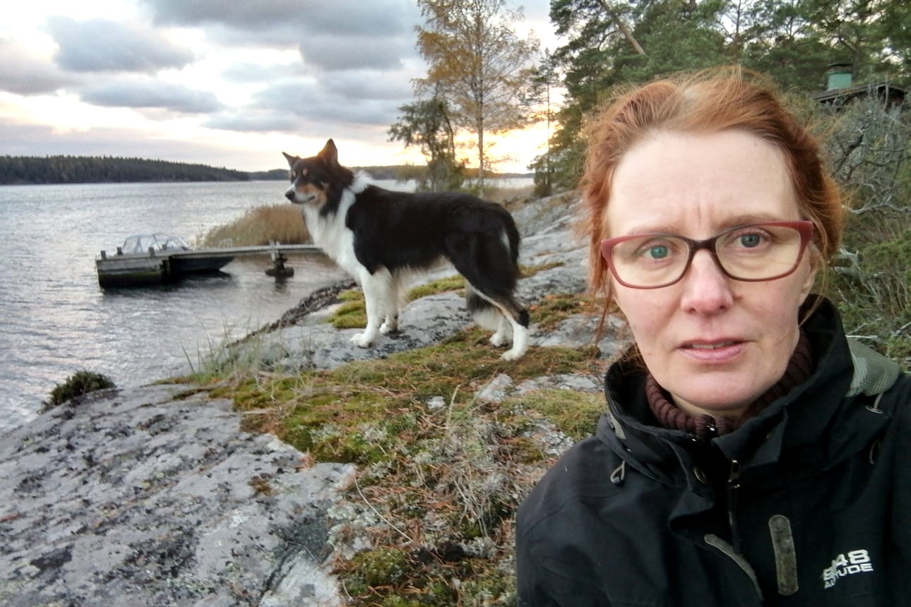 Outin kanssa kuvassa bordercollie Peni. Nimi on uralilaista perintösanastoa ja tarkoittaa koiraa.