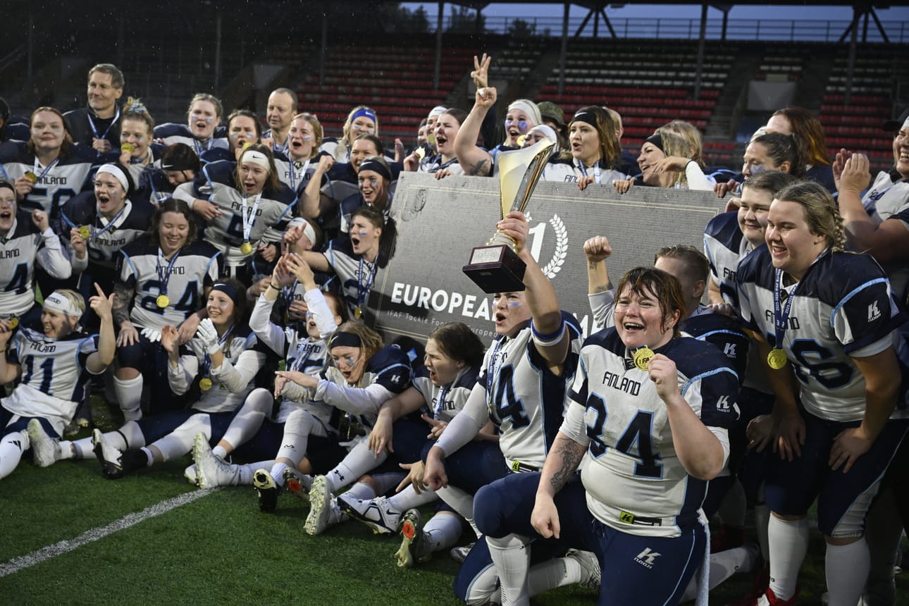 Suomen joukkue pääsi juhlimaan Euroopan mestaruutta kotikentällään. Finaali pelattiin Vantaalla.