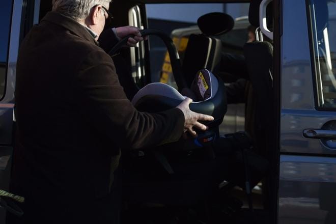 Presidentti Sauli Niinistö nostaa vastasyntyneen poikavauvansa autoon presidenttiparin poistuessa Naistenklinikalta Helsingissä. KUVA: LEHTIKUVA/EMMI KORHONEN