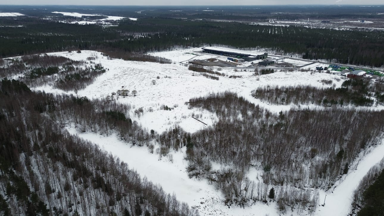 Aurinkovoimalaa suunnitellaan Laulateentien varrelle.