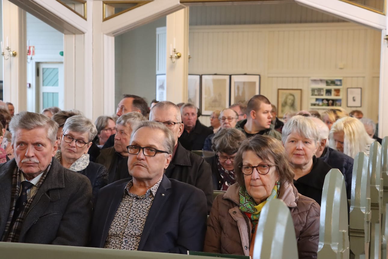 Alahärmän kirkko täyttyi juhlaväestä kansallisen veteraanipäivän juhlakonsertissa.