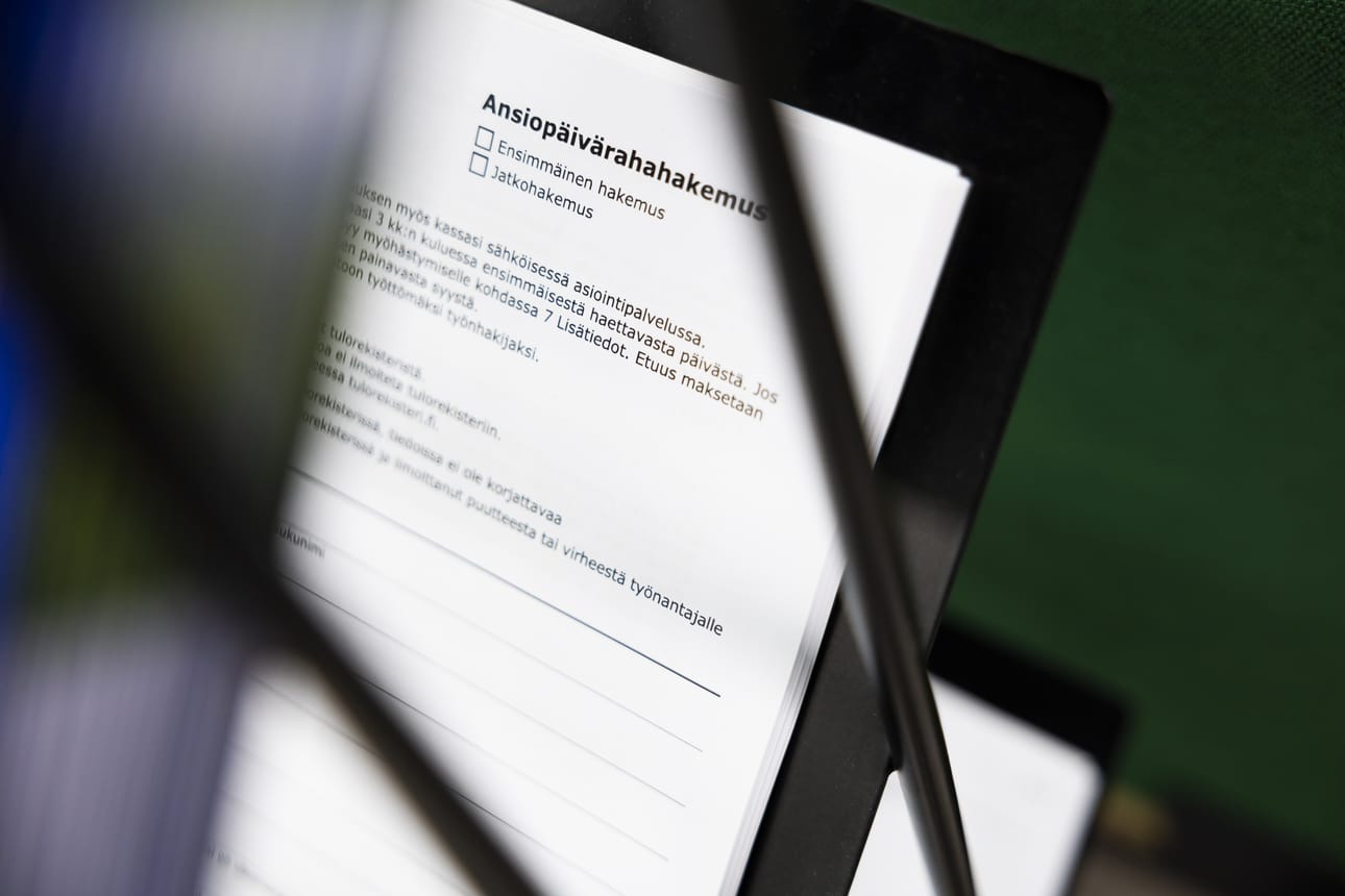 Koko maassa työttömien määrä väheni hieman helmikuusta, mutta työttömiä oli seitsemän prosenttia enemmän kuin vuotta aiemmin.