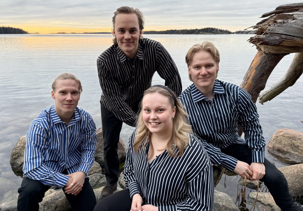 Majakanvartijan työ sisältää lähinnä vanhan luotsiaseman majoitustoiminnan pyörittämisen, kahvilan ja tapahtumien järjestämisen. Majakkaa saa ihailla vain ulkopuolelta. Kuvassa Eemil Kosonen (vas.), Pyry Lysmä, Santeri Parkkonen ja Liinu Oikari.