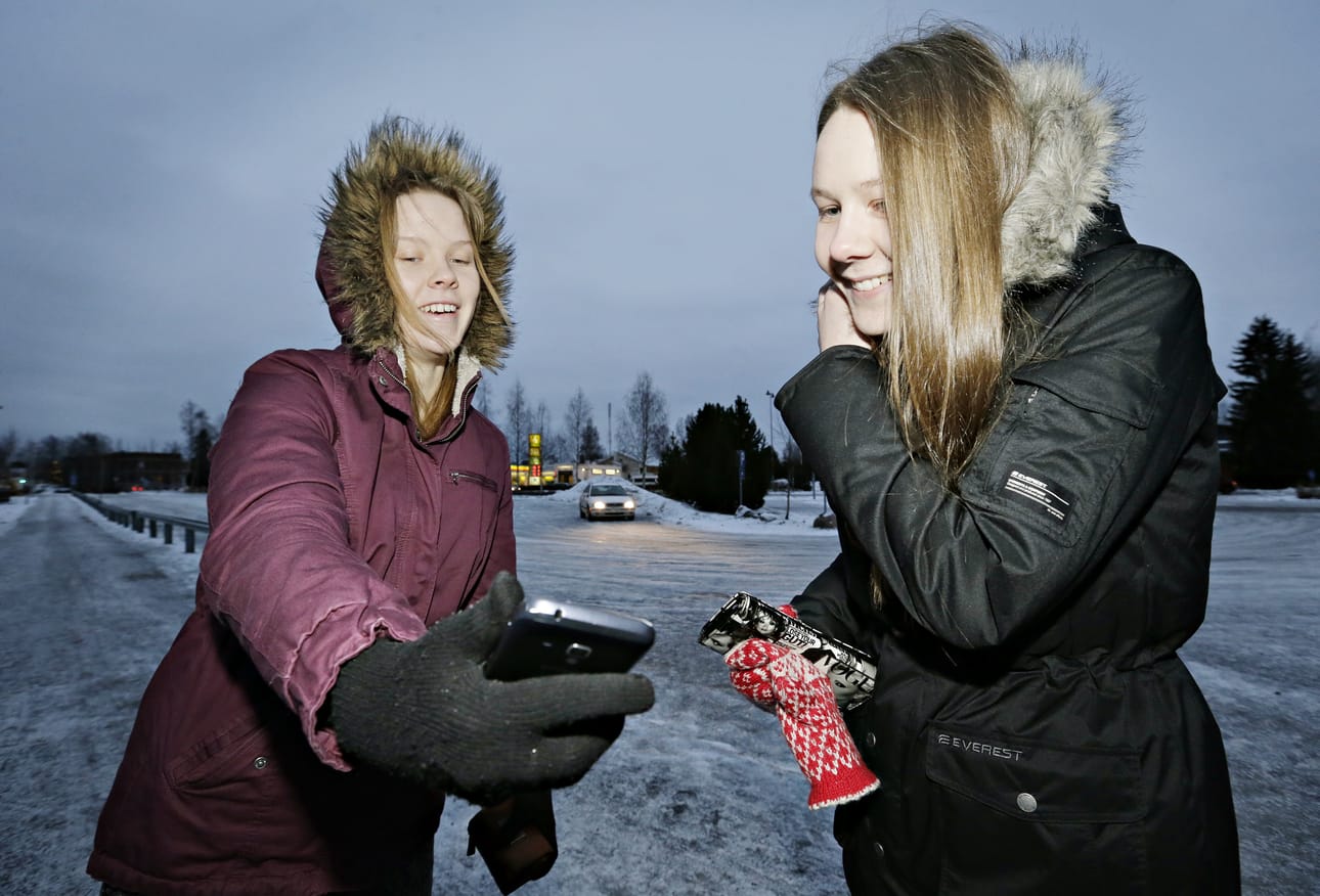 Annabella Kangastie (vas.) ja Silja Kiviahde kertovat, että WhatsApp on kaverusten keskuudessa syrjäyttänyt myös Facebookin chatin. Myös puhelut ovat vähentyneet. ”Monesti tulee sovittua tapaamisista soittamisen sijaan WhatsAppissa”, Kangastie kertoo.