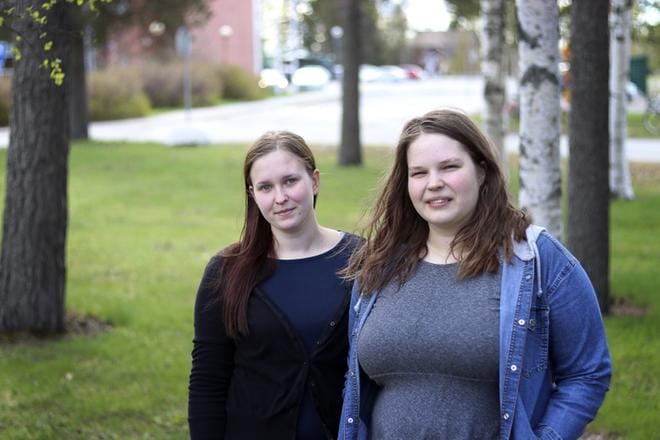 Tuulia Tervala (oik.) ja Jenni Sinkkonen perehtyivät opinnäytetyössään suun terveydenhuoltoon Alajärven terveyskeskuksen akuuttiosastolla. KUVA: JOHANNA KATAJA