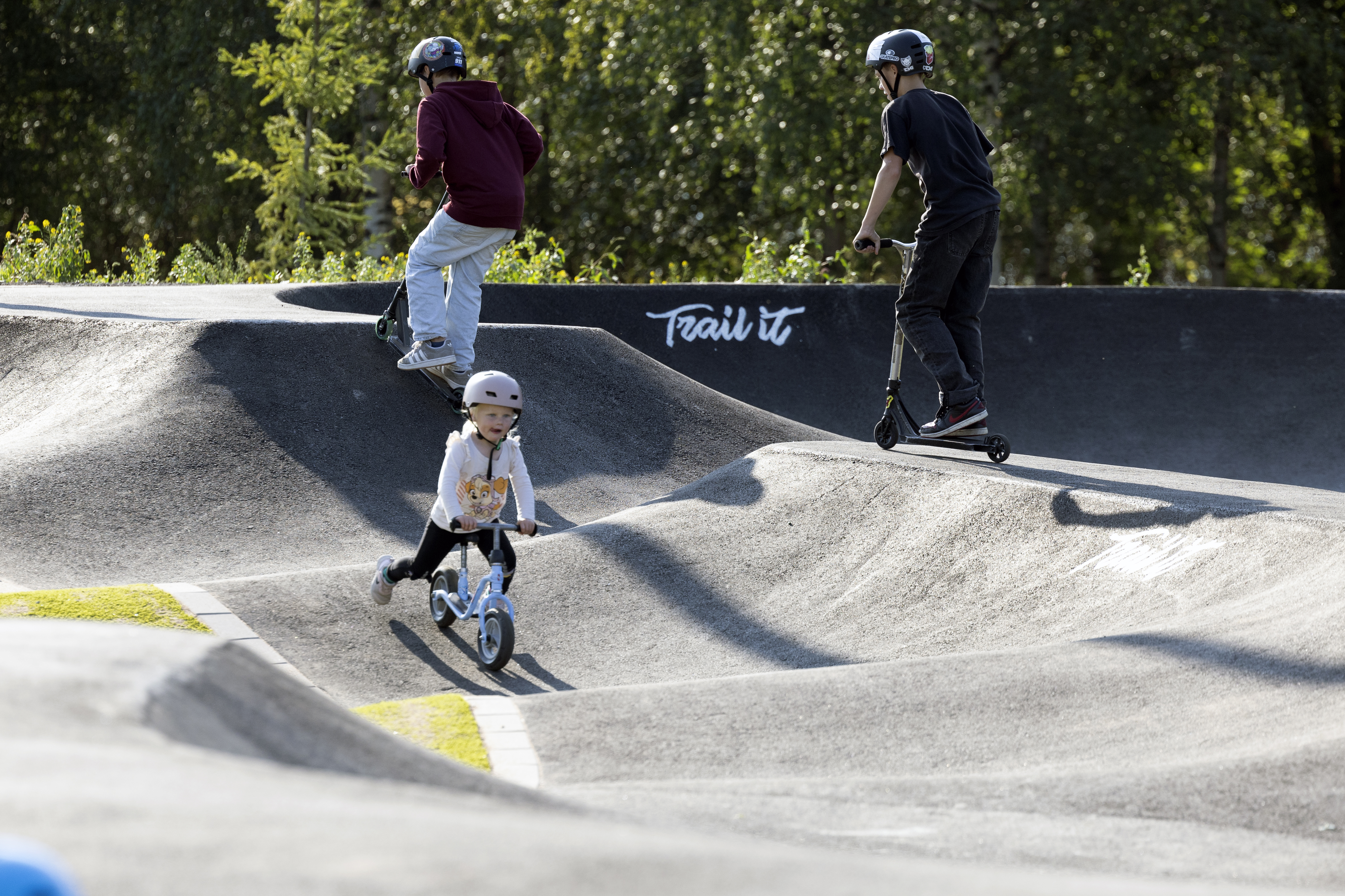 Onkilahteen on avattu myös pump track -rata. Siellä kuljetaan pomppuista reittiä skuuteilla ja pyörillä.