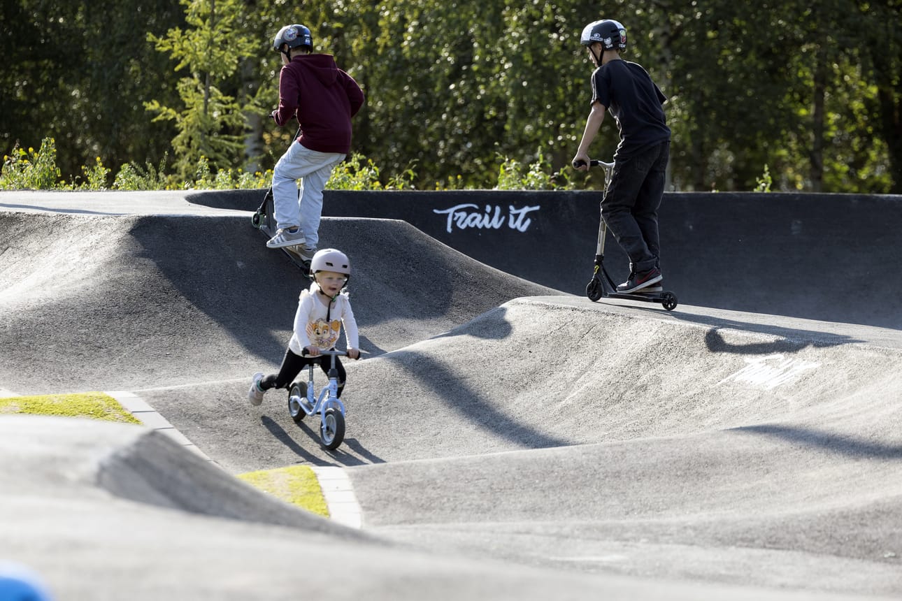Onkilahteen on avattu myös pump track -rata. Siellä kuljetaan pomppuista reittiä skuuteilla ja pyörillä.