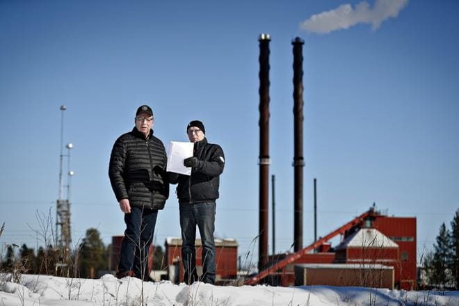 Mauri Luoma (oik.) ja Reino Mustapää ovat huolissaan mahdollisen Vapon aktiivihiilitehtaan ympäristövaikutuksista.KUVA: TOMI KOSONEN