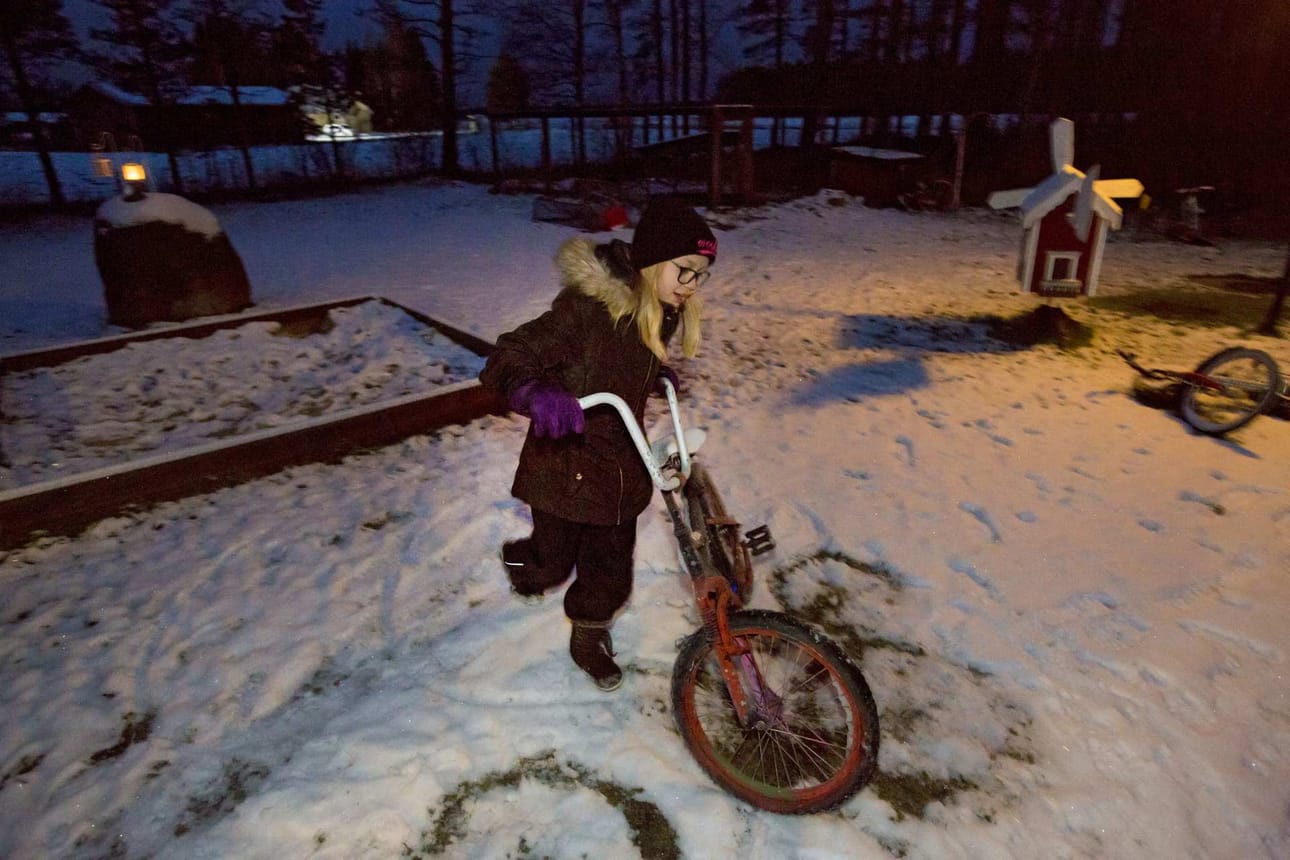 Iina on tehnyt yksiselitteisen selväksi, että ei halua kohdata susilaumaa yksinään pimeällä koulutiellä.