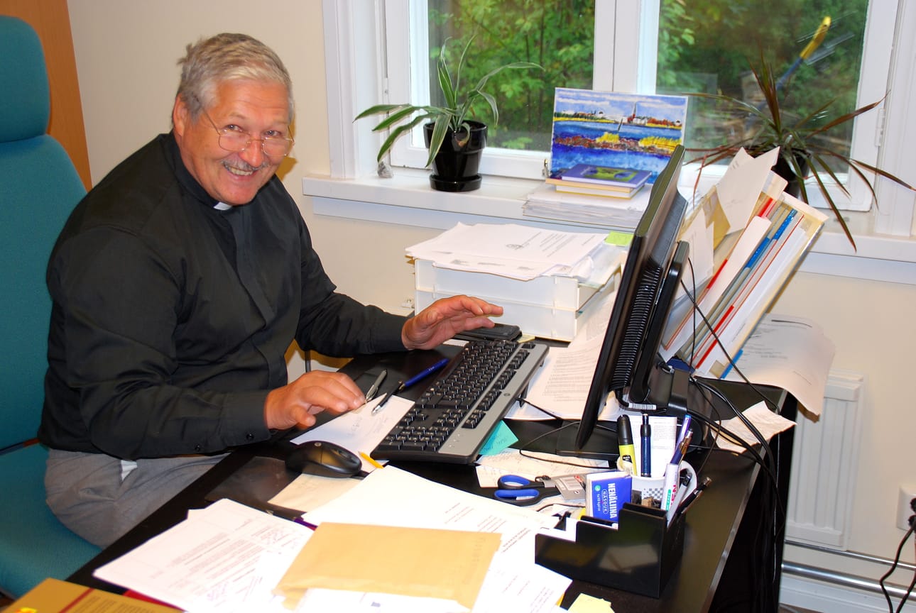 Kristiinan suomalaisen seurakunnan kirkkoherra Martti Toivasta huolettaa talous. Hän uskoo seurakuntien rahoitusmallin muuttuvan. Arkistokuva. Olli Pursiainen