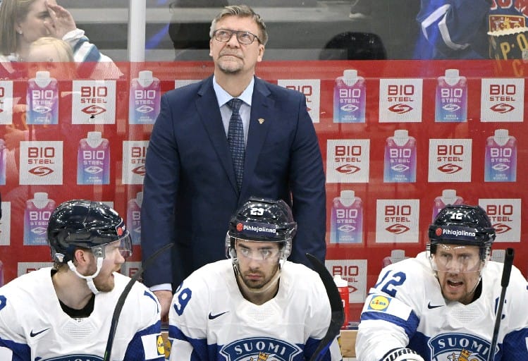 Jääkiekkomaajoukkueen päävalmentaja Jukka Jalonen tienasi vuonna 2022 lähes tuplasti enemmän kuin jalkapallomaajoukkueen kollegansa Markku Kanerva.