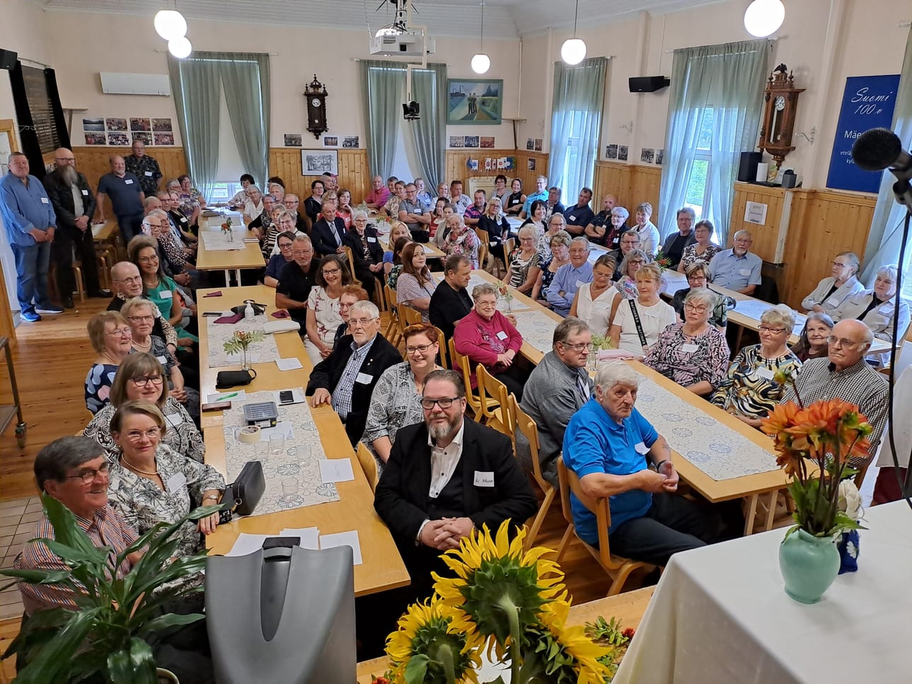 Mäenpään koulua käyneiden tapaaminen kokosi viime lauantaina kylätalolle salin täydeltä entisiä koululaisia usealta vuosikymmeneltä.