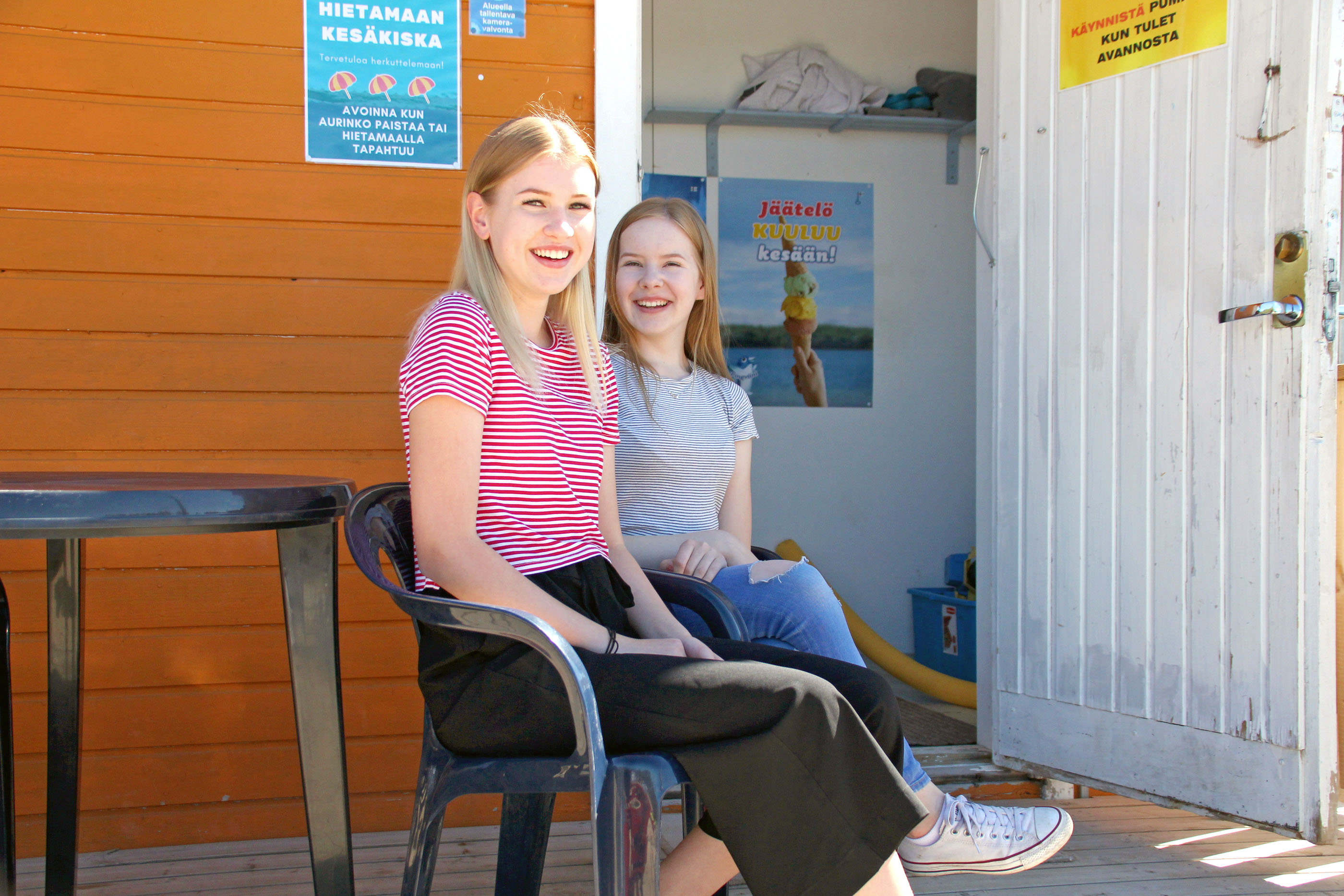 Tällä viikolla Kiia Achrénin (edessä) kaverina kioskilla on Annika Krankkala, sillä Emilia on ollut lomamatkalla.