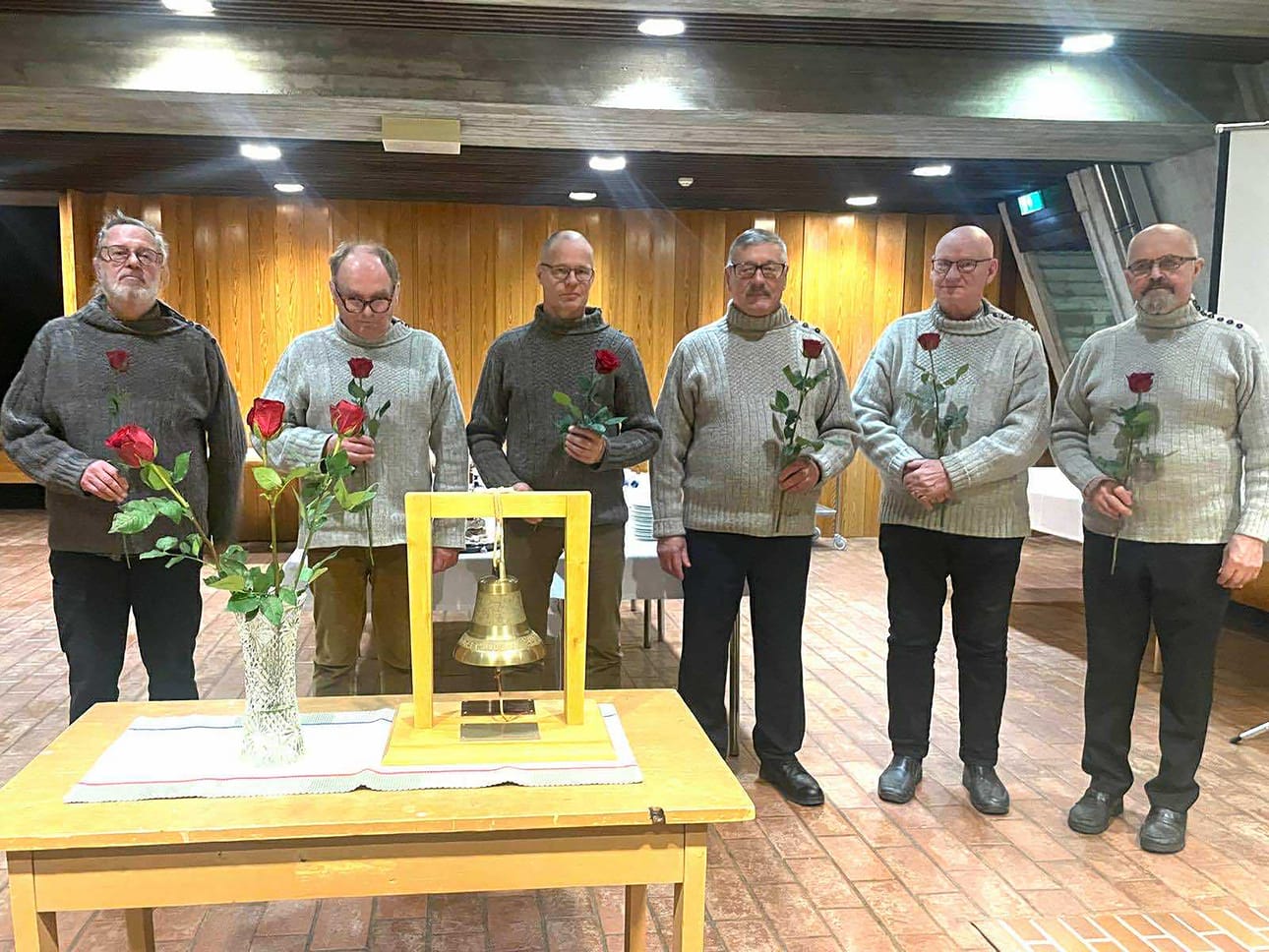 Ukkokööri Sirkeät Sirkuttajat on Hailuodon Vuoden Kellokas. Kuvassa Pekka Airaksinen, Timo Juntunen, Pauli Karvosenoja, Oiva Tanskanen, Hannu Tuhkanen ja Martti Smed. Kuvasta puuttuu Aaro Seinijoki ja kuoron nykyinen vetäjä Tiina Saukkoriipi-Haapala.