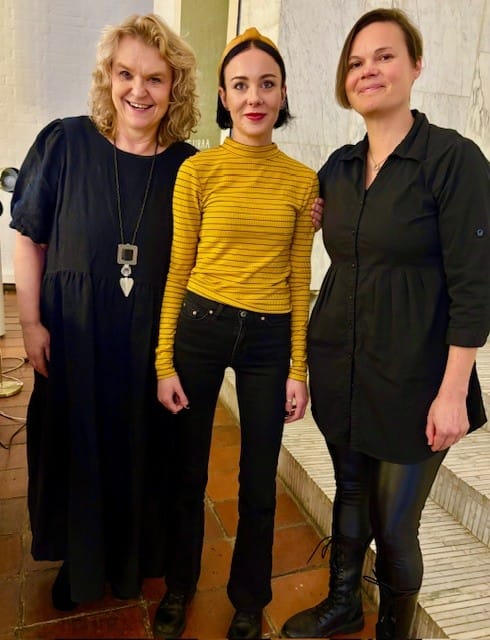 Kuoronjohtaja Hanne Orrenmaa (vas.), laulusolisti Sussu Hakko ja pianisti Sanna Ågren konsertin harjoituksissa.