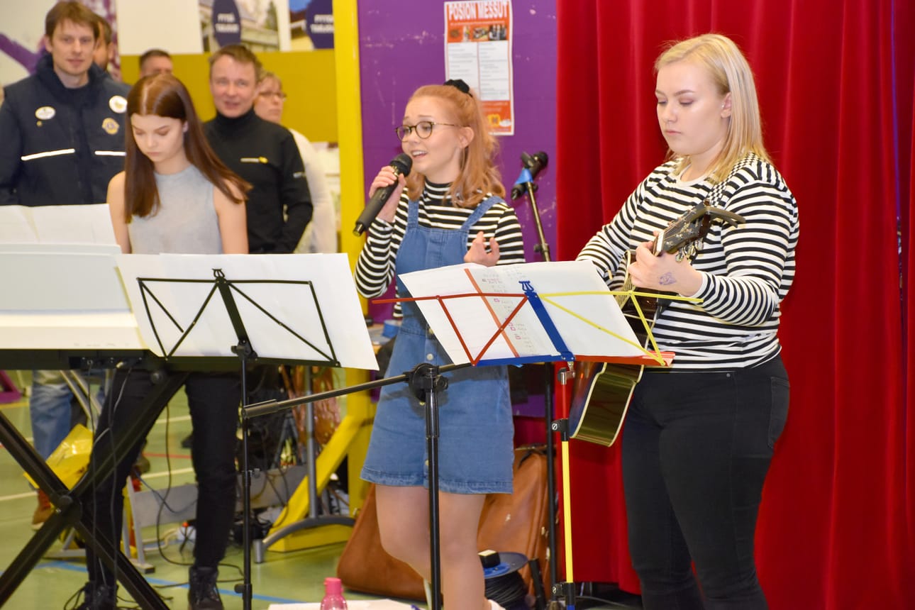 Jenni Jaakkola Coverband viihdytti yleisöä. Jennin lisäksi bändissä esiintyivät Netta Jyrkäs (kosketinsoittimet, taustalaulu) ja Satu Hakoköngäs (kitara, taustalaulu).