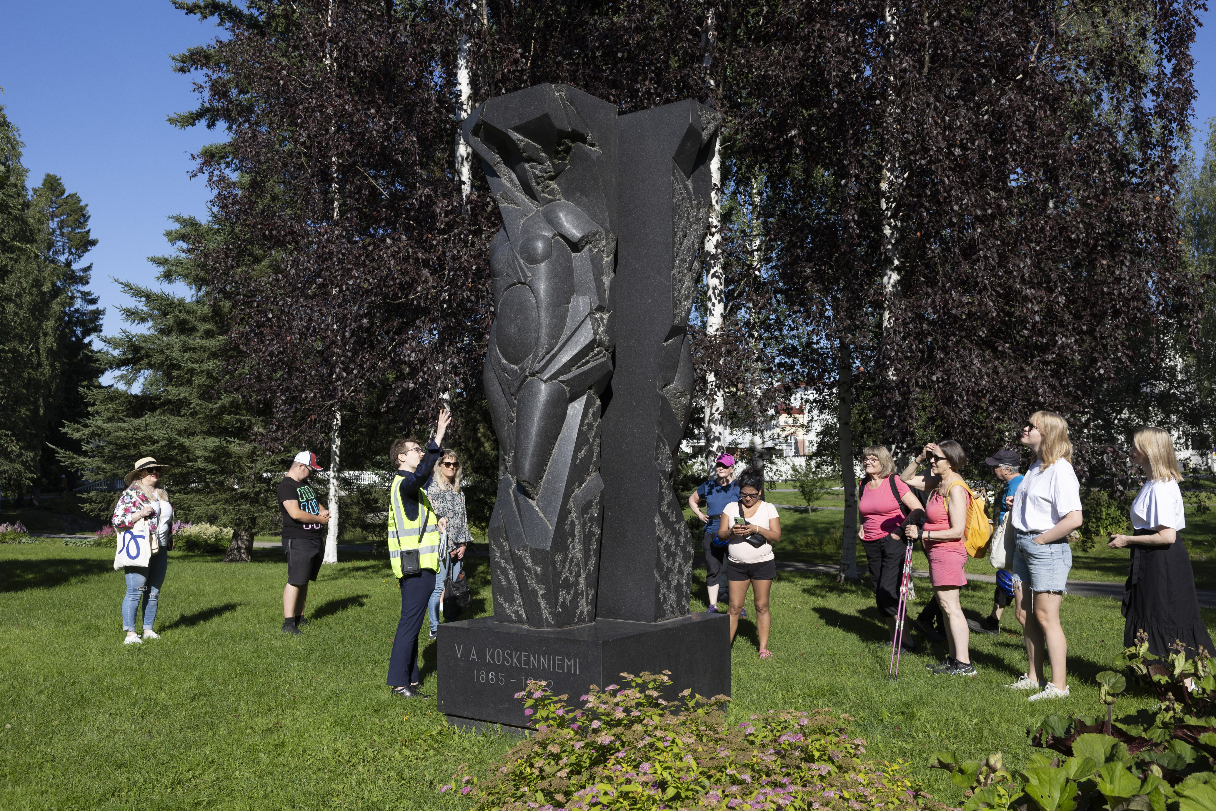 Museoassistentti Valtteri Moilanen esitteli kävelykierroksella Oulun julkisia taideteoksia. Terho Sakin tekemä Merikosken muusat sijaitsee Ainolan puistossa.