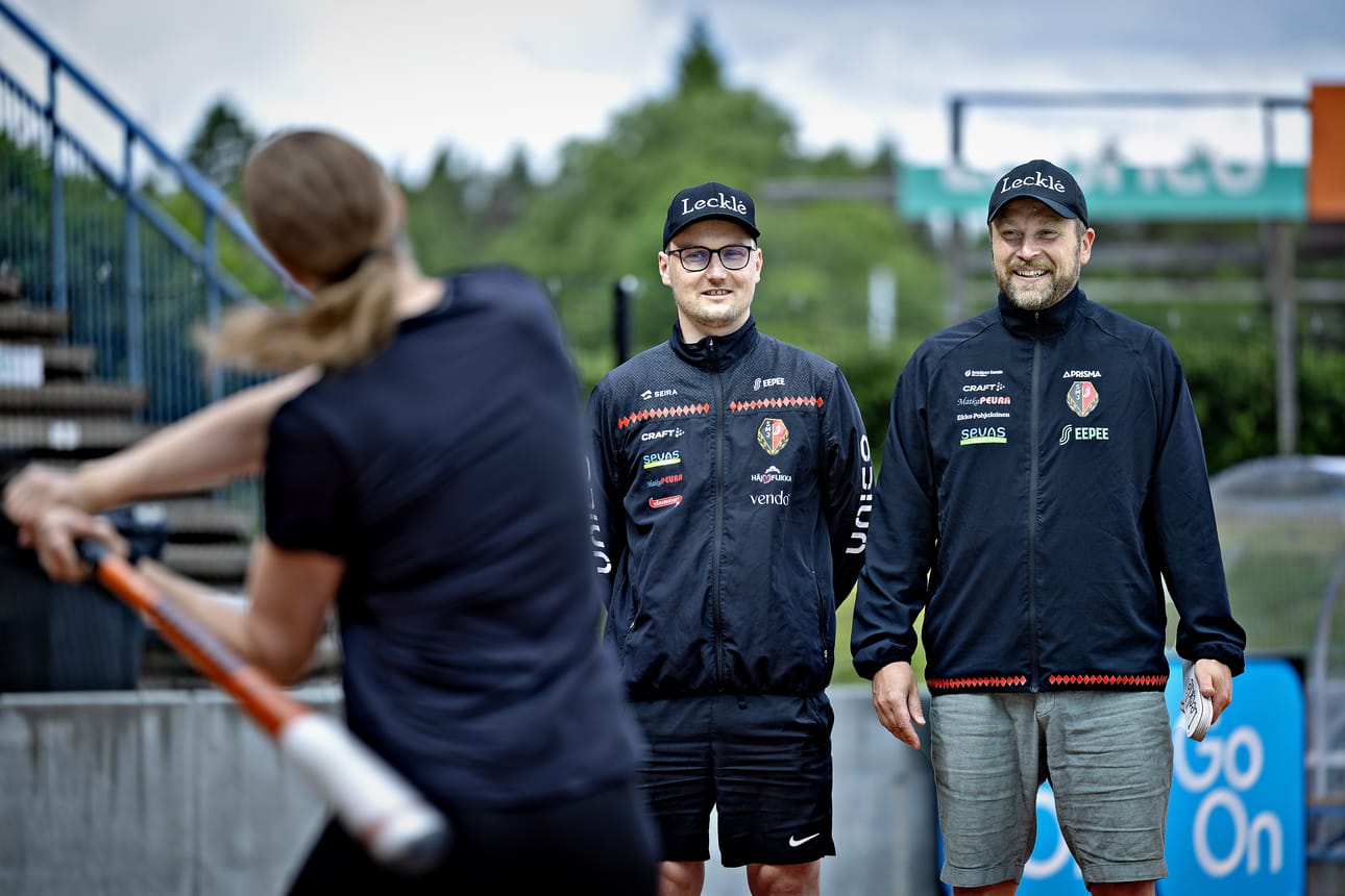 SMJ:n Juha Antikainen (oik) ja Erno Tuomainen ovat Lännen pelinjohtajina viikonlopun naisten Itä-Länsi -ottelussa Jyväskylässä.