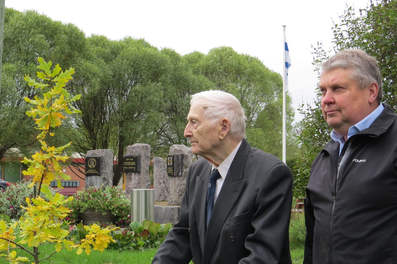 Kalevi-Tammen juhla oli jatkumoa Paavolassa vaalitulle veteraaniperinnölle. Puiston idean ja perustamisen isähahmo Kalevi Roppola ja Paavolan Veteraanien puheenjohtaja Risto Kangastalo toivottavat taimelle pitkää ikää ja ripeää kasvuvauhtia.