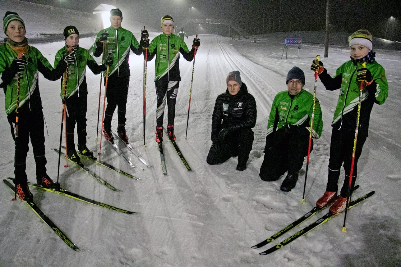 Muun muassa Jussi Niemelä (vasemmalla), Lauri Peura, Otto Niemelä, Konsta Kalliomäki, Jani Kauhajärvi, Ari Niemelä ja Leevi Kiukkonen olivat keskiviikkona Sotkan hiihtokeskuksessa hiihtoharjoituksissa.