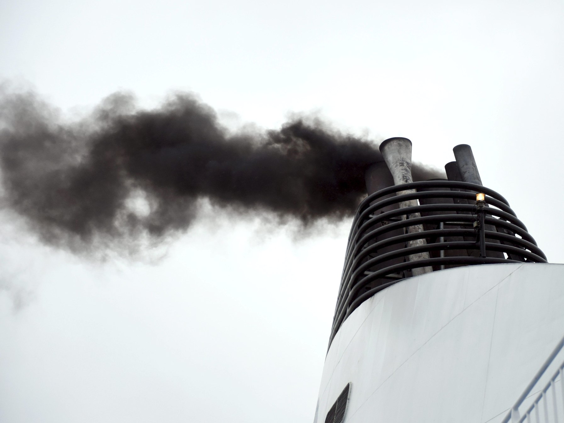 Vaaratiedotetta muistuttavasta äänimerkistä mainoksessa huomautus Eckerö Linelle ja Sanomalle